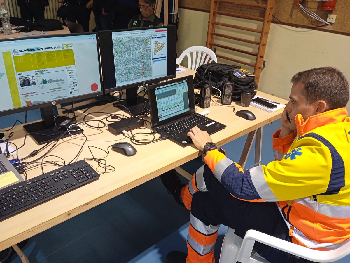semgencat's tweet photo. 📸 Imatges del dispositiu #UCO a #Bagà en motiu de la #UltraPirineu. 
🏃🏽‍♂️ El #SEM hi participa, juntament amb @mossos, @bomberscat i @agentsruralscat, per coordinar la resposta i donar suport als serveis sanitaris propis de l’esdeveniment.

@UltraPirineu https://t.co/PvNbP1fBTX