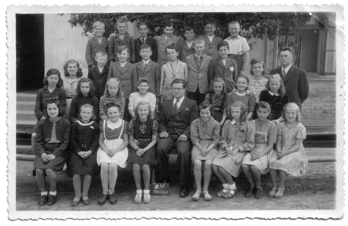 5. říjen je slaven jako Mezinárodní den učitelů 
Připomeňme si památku Zdeňka Petříka, učitele ze starých Lidic. 
Němci ho 10. června 1942 popravili v zahradě Horákova statku, jeho ročního syna zavraždili spolu s ostatními lidickými dětmi byl v Chelmnu. 
Nikdy nezapomeneme!