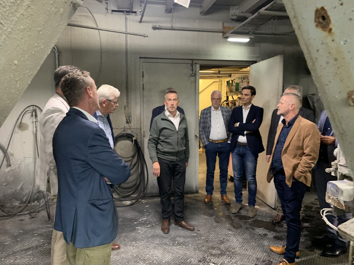 Op dinsdag was het college te gast bij De Lek Beton en Van Dijk Beton in Groot-Ammers. 
Twee bedrijven in eigendom van de familie Van Dam. Vader Govert en zoon Paul van Dam vertelden over de filosofie van het bedrijf en de bijzondere aspecten van een familiebedrijf.