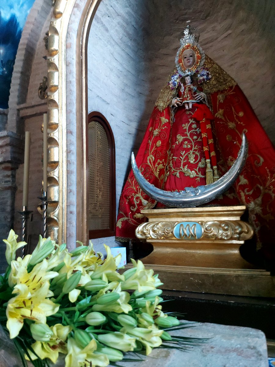 ResurreccionSev's tweet photo. Empezamos la Peregrinación en Castilblanco de los Arroyos visitando a Nuestra Señora de Escardiel Coronada. Tras unas palabras de su Hermano Mayor, a quien agradecemos las atenciones recibidas, hemos rezado el Ángelus y realizado una ofrenda de flores a la Santísima Virgen. https://t.co/47J3GrCkay