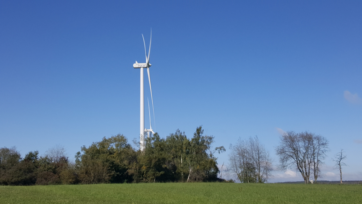 vosgestv's tweet photo. Les 8 éoliennes des parcs des Lunaires et des Fuchsias de Gruey-lès-Surance ont été inaugurées ce samedi matin. Exploitées par la société H2AIR en partenariat avec la SEM  TERR'ENR, qui d'ici quelques années deviendra propriétaire de deux d'entre elles, d'une puissance totale de 17,6 Mw, elles viennent s'inscrire dans la volonté d'autonomie énergétique que vise le SCOT des Vosges Centrales.

Le deuxième projet éolien de ce territoire sera à découvrir très prochainement dans le journal de 18:00 de Vosges Télévision.