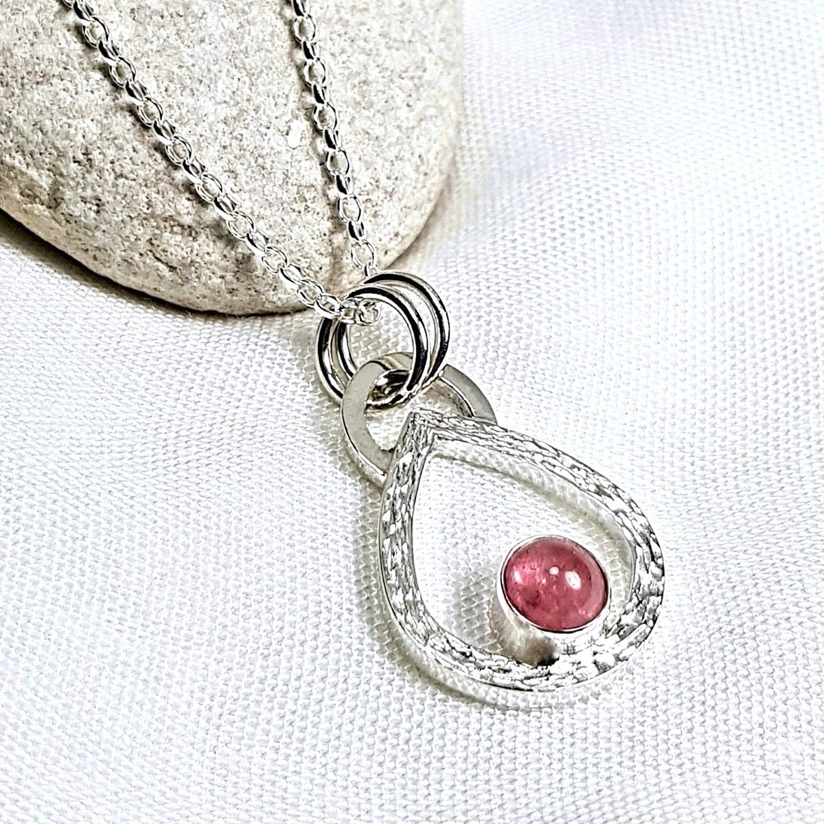 Morning 😊 Did you know tourmaline is one of the October birthstones? This necklace is handmade using recycled sterling silver and a gorgeous pink tourmaline 🩷 Available from aamjewellery.co.uk or my Etsy shop: etsy.com/uk/listing/139…
#UKGiftAM #SBS #giftideas #shopindie