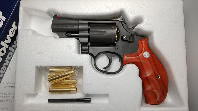 相互のフォロワーさんから贈り物が❣️。実は初めて手にするリボルバーのモデルガン。いやぁカッコいい💖。手作りとは思えないグリップの出来といい、最高すぎてもう😭。お礼のイラスト、頑張らなくては〜💦💦💦。 