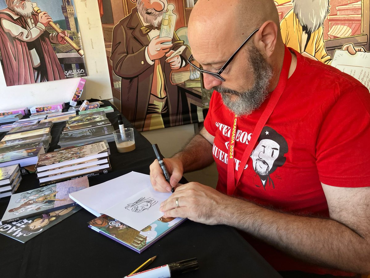 Jordibayarri's tweet photo. Dedicando otro #ScrapTrek en el salón del cómic de Granada #comicGR https://t.co/v04K3VNh9c