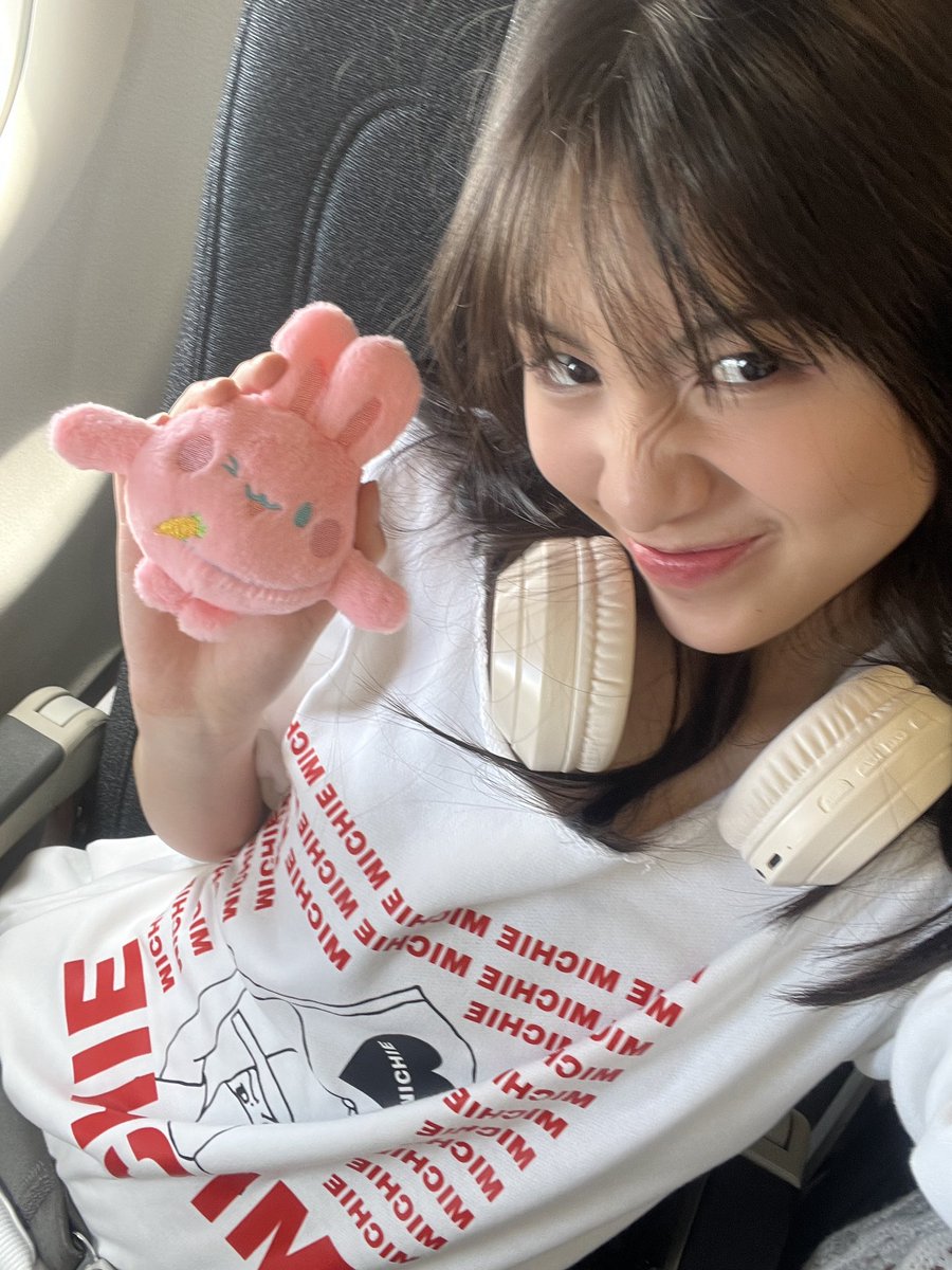Michie_JKT48's tweet photo. dapet window seaaat 😆 trus ada baby duduk di depan akuuuuuu jadinya main cilukba mueheheheheh https://t.co/DwyrzTp42a