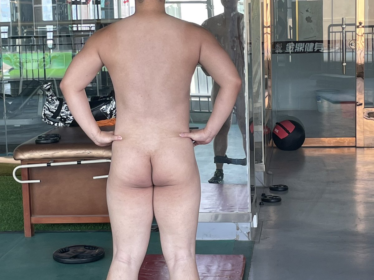 《健身教练给骚B学员拍照发现骚B透明内裤后强迫其脱下展示身体并威胁要拍更多声称喜欢就再发更多到网上公之于众》