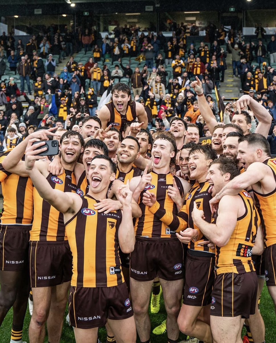 HawkTalkPod's tweet image. &quot;They&apos;re cheeky, they&apos;re fun, and that&apos;s what the world sees... but they work hard, really hard. And the thing that matters the most - and this group has it - they want to be great.&quot; - Sam Mitchell, on the playing group #PCM2024