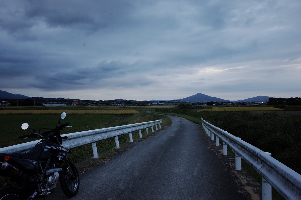 tsirosi's tweet photo. 今朝は久しぶりに土曜朝練に参加☀️
約3ヶ月ぶり❓の練習会で心臓バクバク言わせてきた😇
夕方に時間ができたのでDトラで近所を流し🏍️💨
自転車もバイクも楽しくて、時間が足りないw
#giro #oakley #canyon #canyonbikes #fizik #roval #rapide https://t.co/ILl7o92rMk
