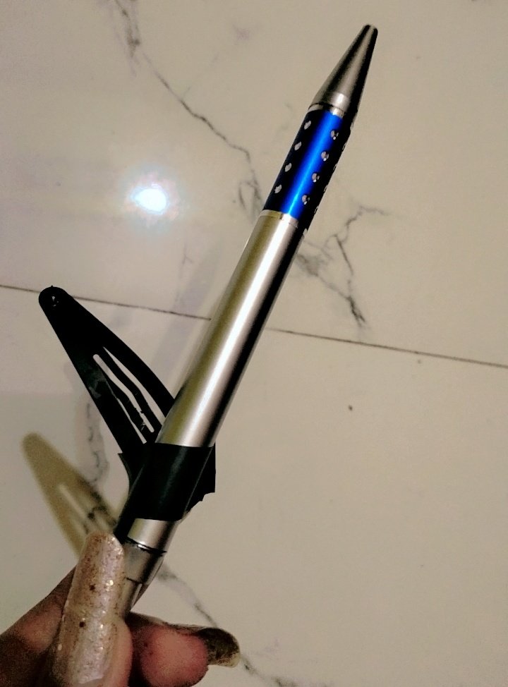 Dilbeparwah_'s tweet image. A Hair Clip+ A Pen = ClipWriter 😎
I attached it with a black tape &amp;amp; made my own creation
Now I can use it as a hair clip because it's looking very beautiful and unique 😍
Also I can write with it whenever I need 🥰
#TweetaPalooza #TreasuresTriumph  #Finaleweek
@tweetapalooza_