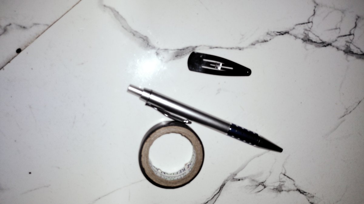 Dilbeparwah_'s tweet image. A Hair Clip+ A Pen = ClipWriter 😎
I attached it with a black tape &amp;amp; made my own creation
Now I can use it as a hair clip because it's looking very beautiful and unique 😍
Also I can write with it whenever I need 🥰
#TweetaPalooza #TreasuresTriumph  #Finaleweek
@tweetapalooza_