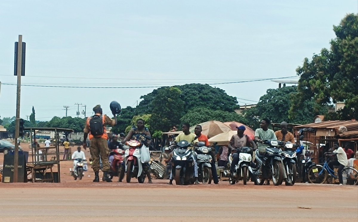 LBaryum's tweet photo. #BurkinaFaso #Bobo 🇧🇫🇧🇫🇧🇫🇧🇫
Bravo aux forces de l'ordre qui ont décidé de faire de la sensibilisation sur le port du casque aux feux tricolores à l'endroit des usagers. Demain, quand les contrôles débuteront, tu ne diras pas que tu savais pas. J'adore ! ���️ https://t.co/vaUnkZQVNk