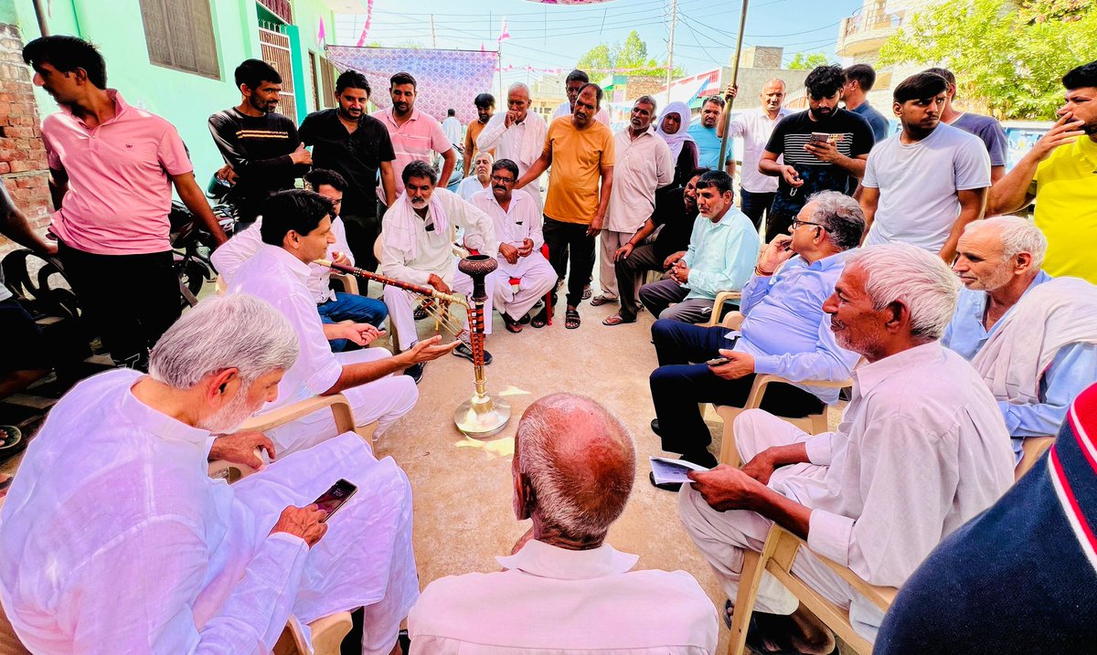 DeependerSHooda's tweet photo. मेरी आप सभी मतदाताओं से अपील है कि कांग्रेस प्रत्याशियों के पक्ष में बढ़-चढ़कर मतदान करें और आपका हर वोट एक खुशहाल, सशक्त, स्वस्थ, शिक्षित व समृद्ध हरियाणा की नींव रखेगा।

आज क्षेत्र के विभिन्न गांवों के बूथ का दौरा कर कार्यकर्ताओं का उत्साहवर्धन किया। https://t.co/nsxGL8s1Wn