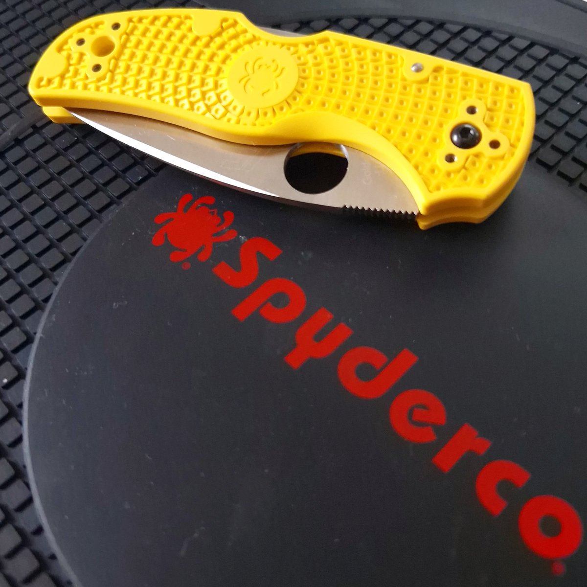 spydercollector's tweet image. My new #spyderco #bladehq shop mat.