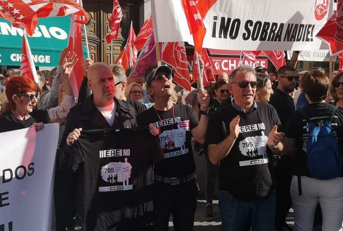 elpce's tweet photo. 🙋🏻‍♂️ La plantilla de @MASORANGE_ES se enfrenta a un ERE forzoso e injustificado en el que los patrones pretenden despedir a 795 trabajadores y trabajadoras. 

Destruyen empleo para precarizar, especular y enriquecerse. Nos tienen enfrente.

📸 @EnriqueSantiago en la concentración. https://t.co/3d7CxmgRmp