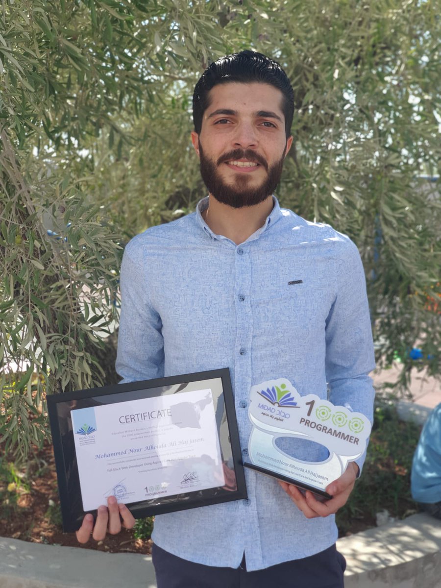 إبني وقرة عيني محمدنور الغالي...
تم التخرج من مشروع ال1000 مبرمج وعقبال التخرج من كلية الهندسة المعلوماتية وأسأل الله أن ينفع به وأن ينال أعلى المراتب...