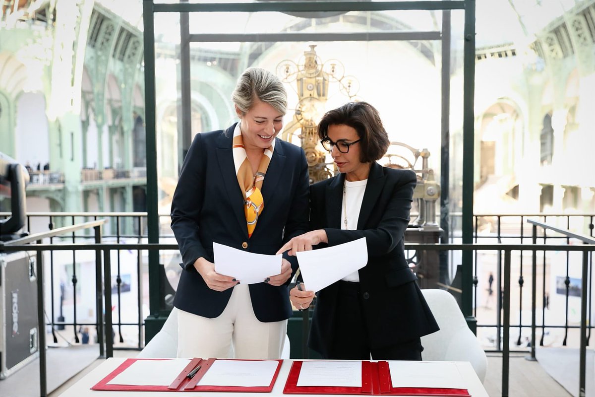 🇫🇷🇨🇦Le Canada où le français est une langue officielle et qui, avec le Québec, est aux avant-postes de la francophonie, est un partenaire essentiel. Très heureuse de signer avec Mélanie Joly, ministre des affaires étrangères du Canada, au nom du ministère canadien du patrimoine,