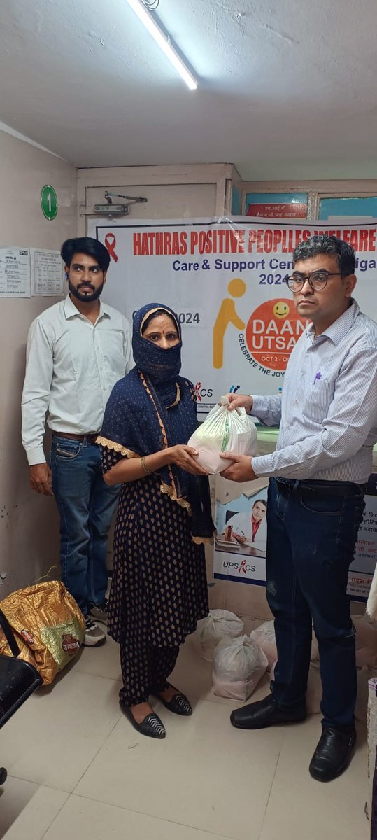 UPNPplus's tweet photo. Aligarh CSC in association with UPNPplus celebrated #DaanUtav Festival at ART Center, Aligarh. During the celebration, distributed food material among vulnerable groups. @daanutsav @NACOINDIA @UPSACS @HLFPPT https://t.co/jWp50vtzD2