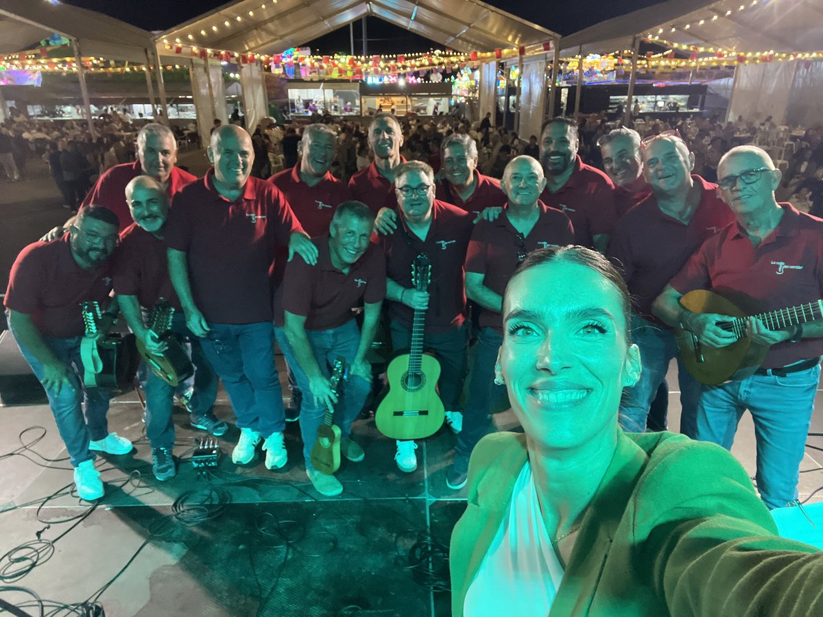 No hay Feria sin chiringuitos, ni comienzo sin La Colla del Ramblar 💙

Feria de día, de tarde, chiringuitos, carpas, actividades culturales, zoco, títeres, conciertos y, lo más importante, Javier García nuestro pregonero.

¡Feliz Feria alhameños! 
¡Viva la Virgen del Rosario!