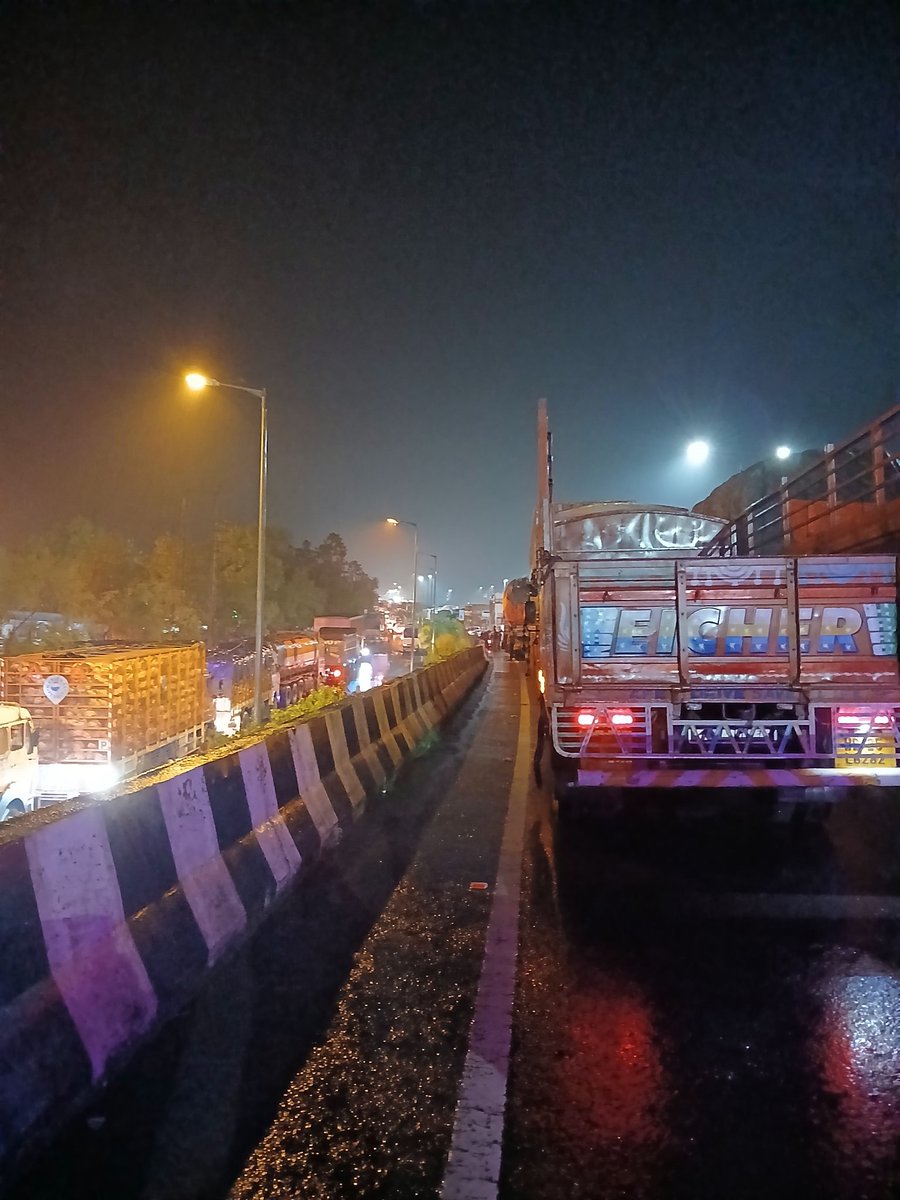 BasuDiptimanjjp's tweet photo. Sir, @DrCVAnandaBose1
Do you knw that yesterday in Panskura Kolaghat area,East Medinipur police stopped the small cars including trucks, lorries for 2 hrs on the national highway so that you can take the convoy safely?If you knew that pls ask police not to do so in future. https://t.co/LtZYtO6sis
