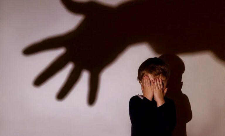 pulse_pune's tweet image. #Pune News: Five-year-old boy #assaulted  in #Kondhwa ....
.
.
Three individuals displayed explicit videos on a mobile device to the five year old boy, after which the assault took place

In a distressing incident, a five year old boy from Kondhwa area of Pune was sexually