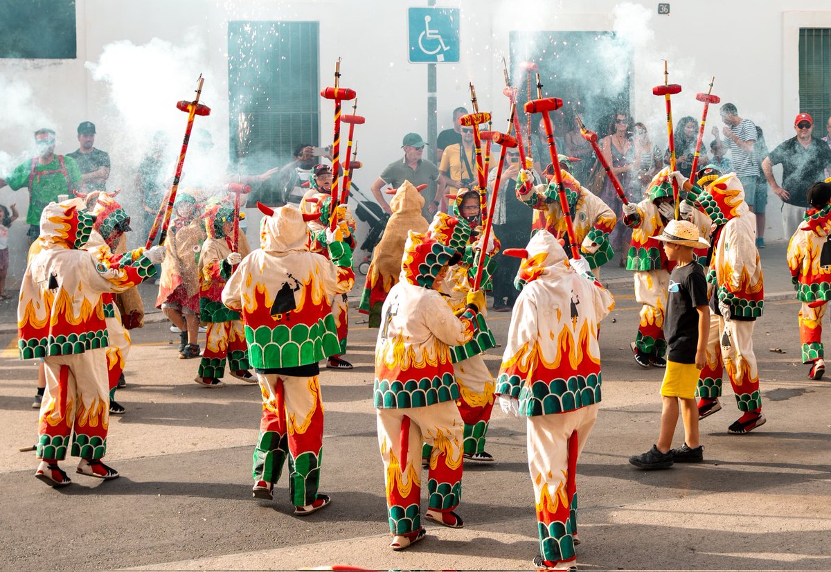 Sí és el primer dissabte d’octubre, toca vespre de Correspurnes. El correfoc infantil del municipi torna aquest any a Ribes amb les colles de casa i una desena de convidades. A partir de les 19h, a la plaça Marcer. La pedrera, en acció. 🎉🔥
📸 <a href="/BiroolRol/">Biel Rovira</a>
#BallDeDiables 
#SPRibes