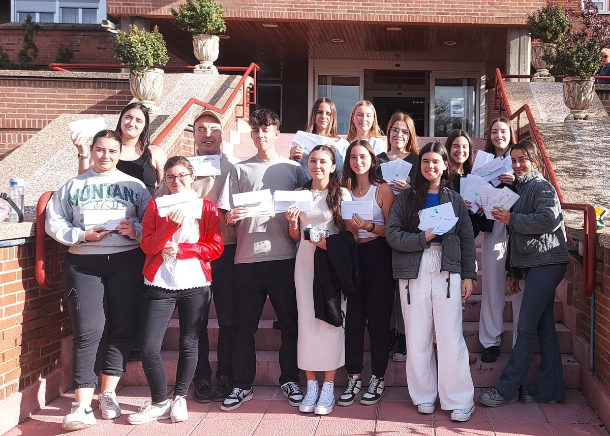 lmsfva's tweet photo. Nuestro alumnado de #TAPSD inaugura #CartasdeGratitud, otra actividad del proyecto “Influencers 2.0: Emociones sin Filtro”!
Estad atentos porque habrá cartas de agradecimiento para muchos colectivos!
#JuntosSomosMás #JuntosEsMejor #Influencers #EmocionesSinFiltro #ODS #Gracias https://t.co/ZrZlT44jyw