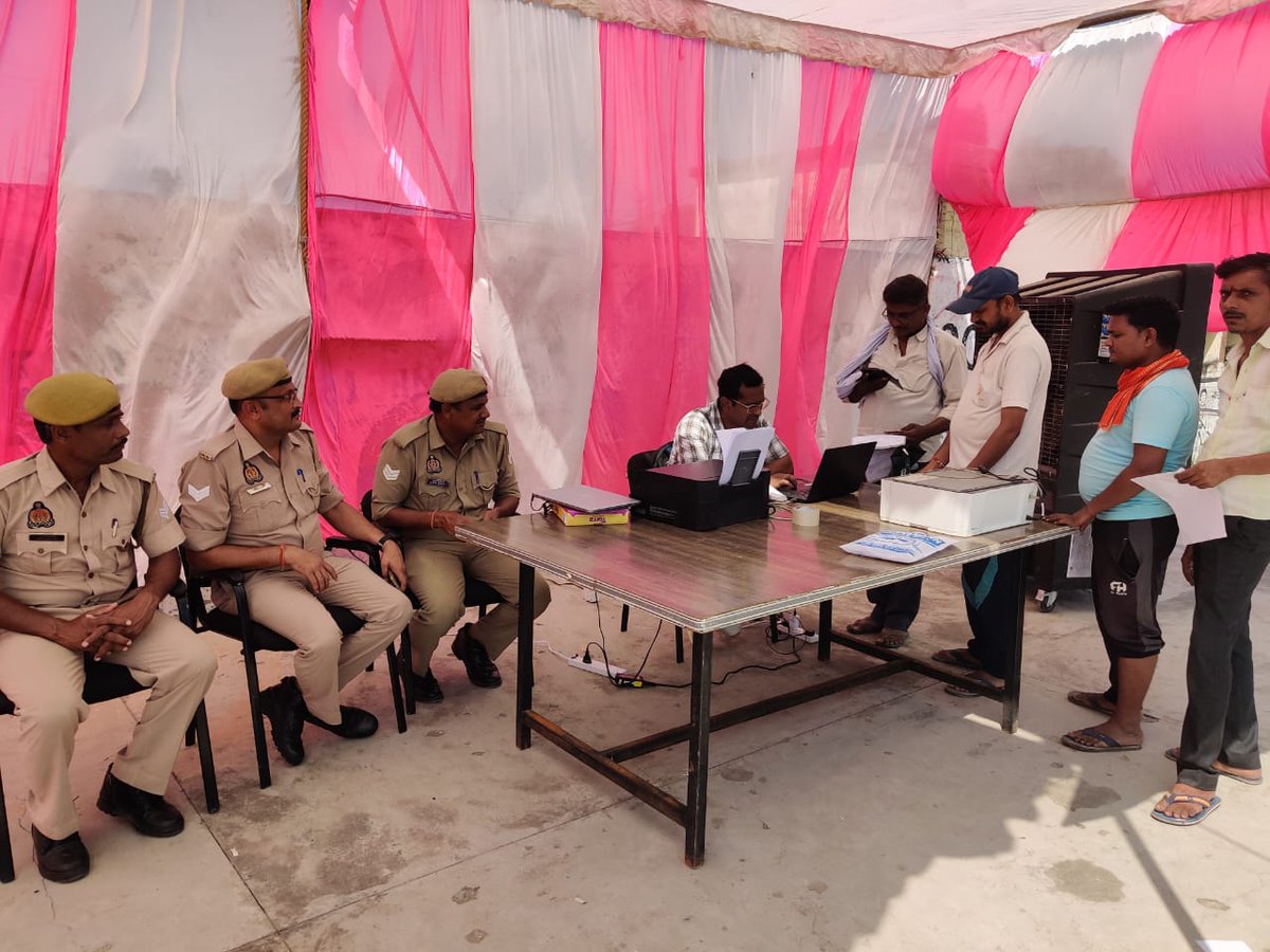 bandapolice's tweet photo. #bandapolice यातायात व्यवस्था को प्रभावी बनाने, ई-रिक्शा सेवाओं को और अधिक सुरक्षित एवं संगठित बनाने तथा महिला सुरक्षा के दृष्टिगत ई-रिक्शा चालकों के सत्यापन हेतु #spbanda द्वारा शुरू की गई अनोखी पहल के क्रम में सत्यापन के लिए GIC ग्राउंड बांदा में लगाया गया निःशुल्क कैम्प। https://t.co/aILDNSxY9K