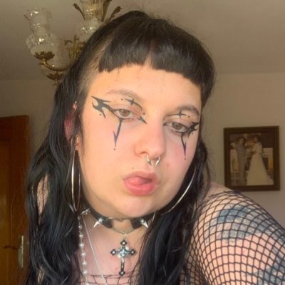 pero quien cojonazos te va a perseguir a ti, siendo totalmente realista hasta mi perro se cambiaria de acera jenwkwkwlq