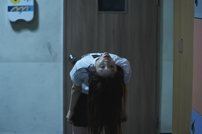 MMM_Updates's tweet photo. [News - #Solar] 241005

Solar will appear in the supernatural thriller "Ring: A Horror Tale," directed by Hong Won-ki. The movie is currently in post-production and is set to be released in 2025.

🔗https://t.co/T4fvWuii0t
🔗https://t.co/3b6o9iGWU4 https://t.co/CA8xXRkPtB