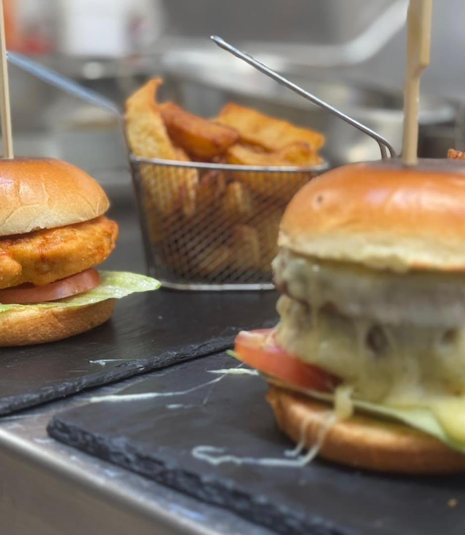 ✨Happy Saturday✨

Homemade food served from 12:30-8pm🍔

Cocktail hour 2-4pm 2 cocktails for £13!🍸

Showing live sport all day ⚽️

Connor Lawlor performing tonight from 7:30pm 🎤