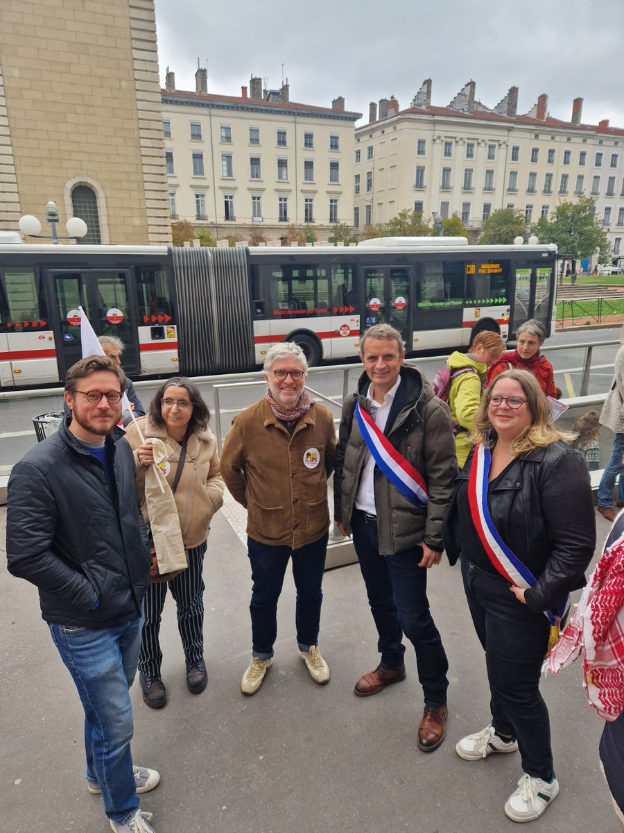 Ce samedi <a href="/matteucciF/">Fabrice Matteucci</a>, 1er secrétaire fédéral, accompagné de militants du Parti socialiste et d'élus NFF, était présent pour dire NON à la fermeture des bureaux et agences de la Poste à Lyon et partout.
La fermeture d'une Poste = 1  part de notre contrat social qui disparaît.