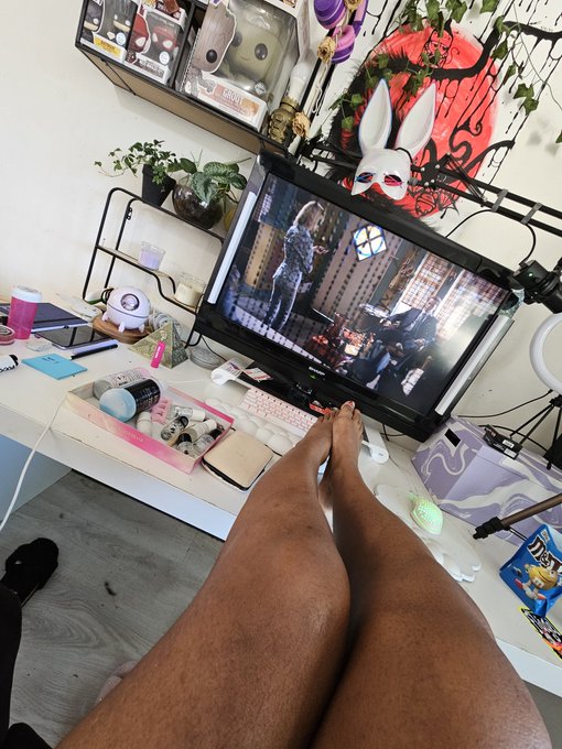Finally got some free time so time for a fresh pedicure. Making these toes look perfect 💕  @FeetFixOfficial<a href="/tag/wishlist"class="tags"><span>#wishlist</span></a><a href="/tag/gowishme"class="tags"><span>#gowishme</span></a>