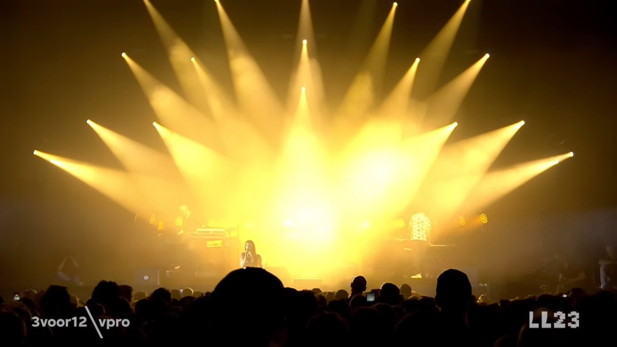 #JongeDame, ik keek vandaag één van je meest memorabele shows. Nu heb ik zin en heimwee tegelijk…
Gelukkig deze maand weer nieuwe verhalen in Carré  🤘🏻💜🤘🏻 

youtu.be/OW7LCYRNQGs?fe…