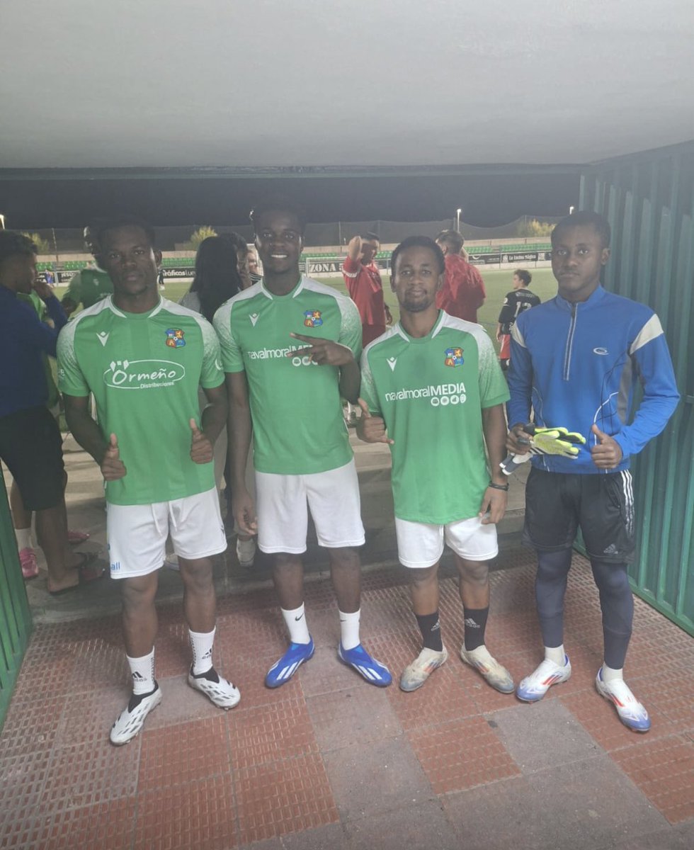 Continúa la experiencia de los jóvenes jugadores ecuatoguineanos del club The Panther FC en España 🇪🇸 Jesus Obiang, Francisco Ndong, Felipe Biyogo y Reginaldo Nsomoro entrenando con <a href="/MORALO_CP/">MORALO CP</a> club al que agradecemos todas las facilidades y atenciones. 

#agentfifa ⚽️