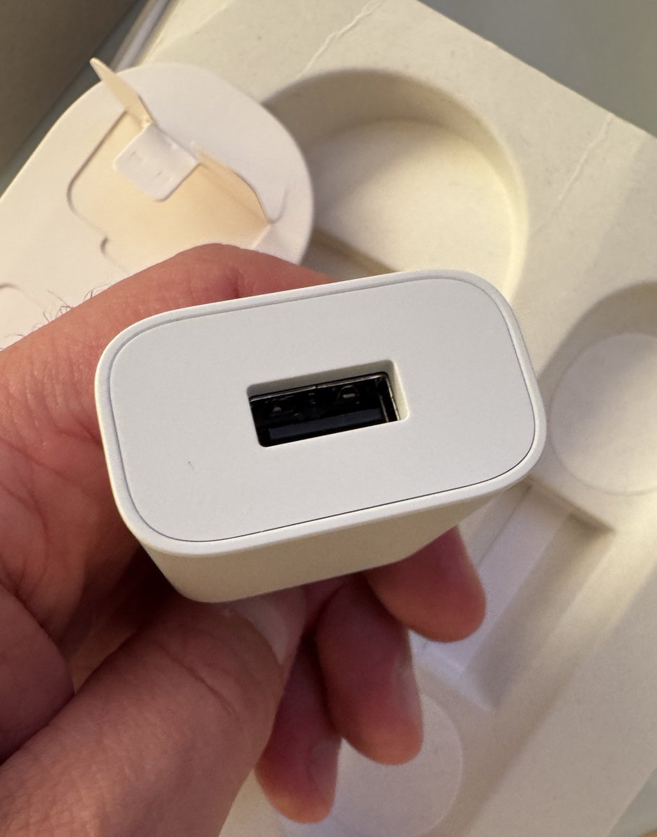 #GoogleTVStreamer który kosztuje 119€ a w zestawie nawet nie ma HDMI. Dodatkowo ładowarka w zestawie ma złącze USB-A🤦🏻