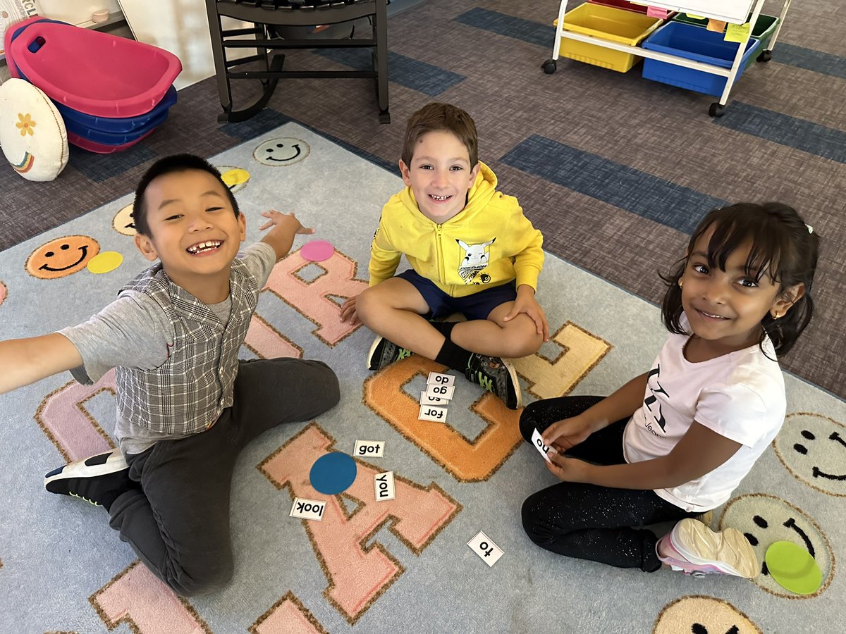 First graders work together in rug clubs to sort words based on vowel sounds! #bemisthinkers