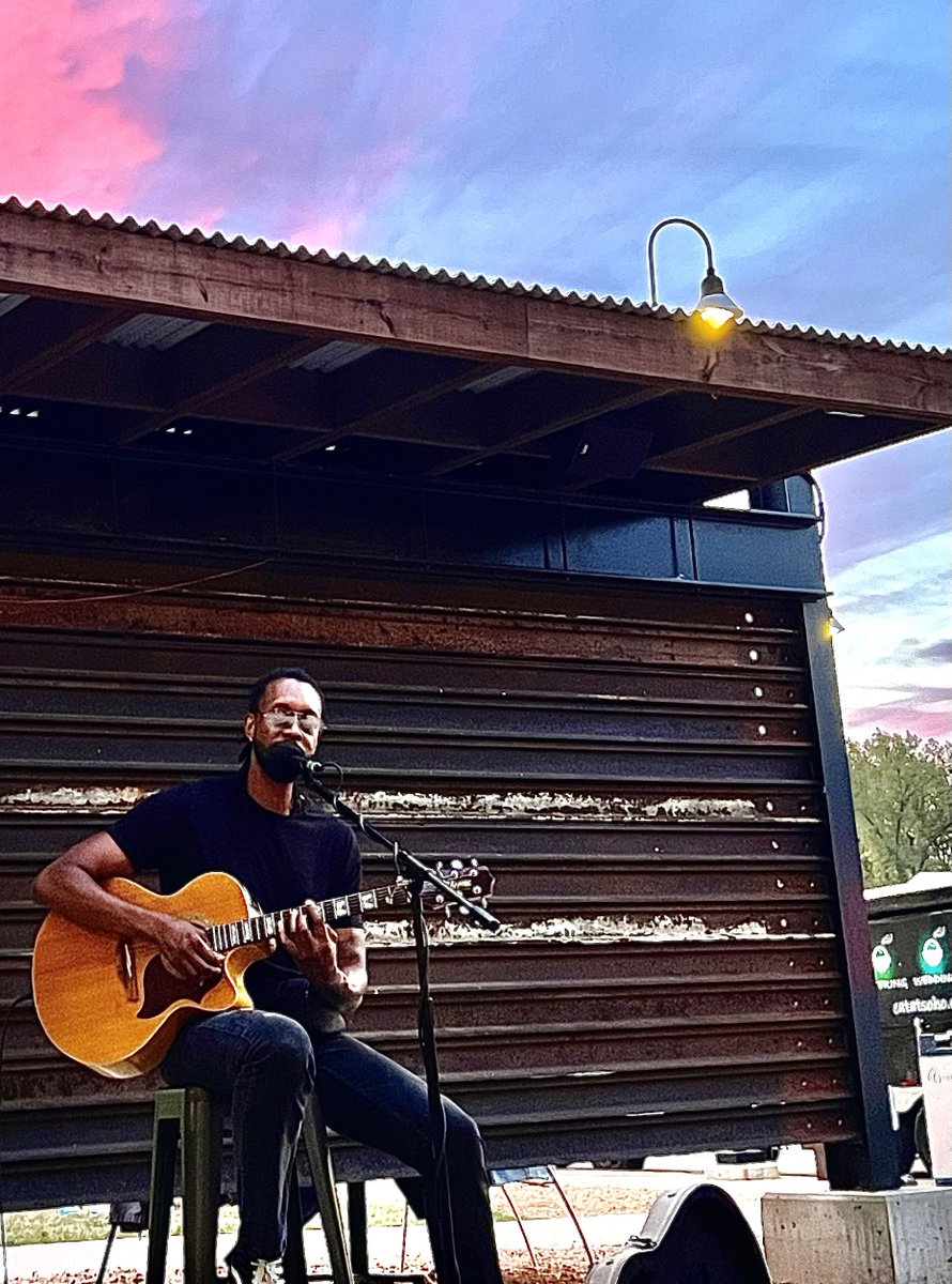 Self soothing is not a very common conversation from or to men around my age group. So it’s easy to lean on external stimulation for self medication instead of meditation or walks in nature over healthy pleasurable conversations. #sexysatureday #ademtesfaye