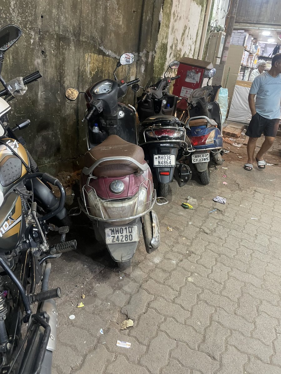 Shamroz7794's tweet photo. @MTPHereToHelp bikes parked in no parking zone 
Harayana wala lane station road Kurla West @PMOIndia @mieknathshinde https://t.co/CFwik0ZsFA