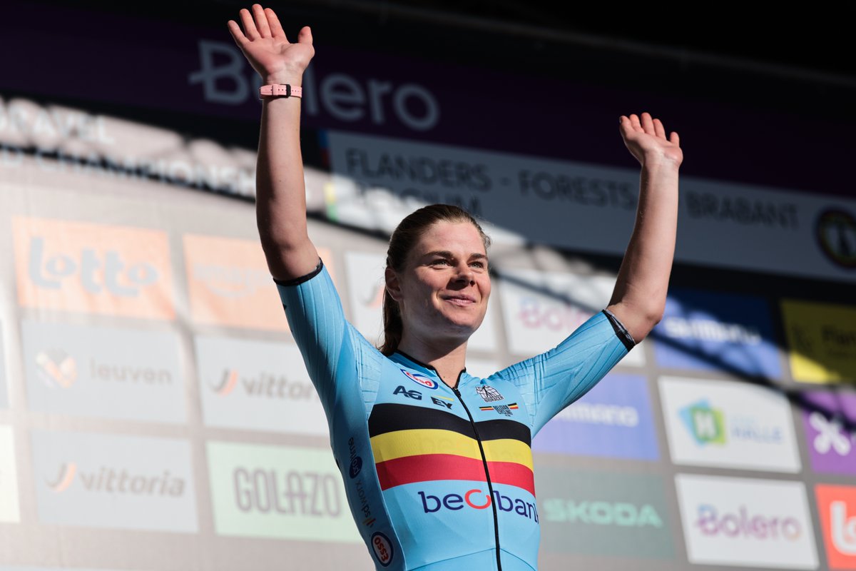 UCI_cycling's tweet image. Women Elite Gravel 🏆:

🥇 Marianne Vos 🇳🇱
🥈 Lotte Kopecky 🇧🇪
🥉 Lorena Wiebes 🇳🇱

#Leuven2024