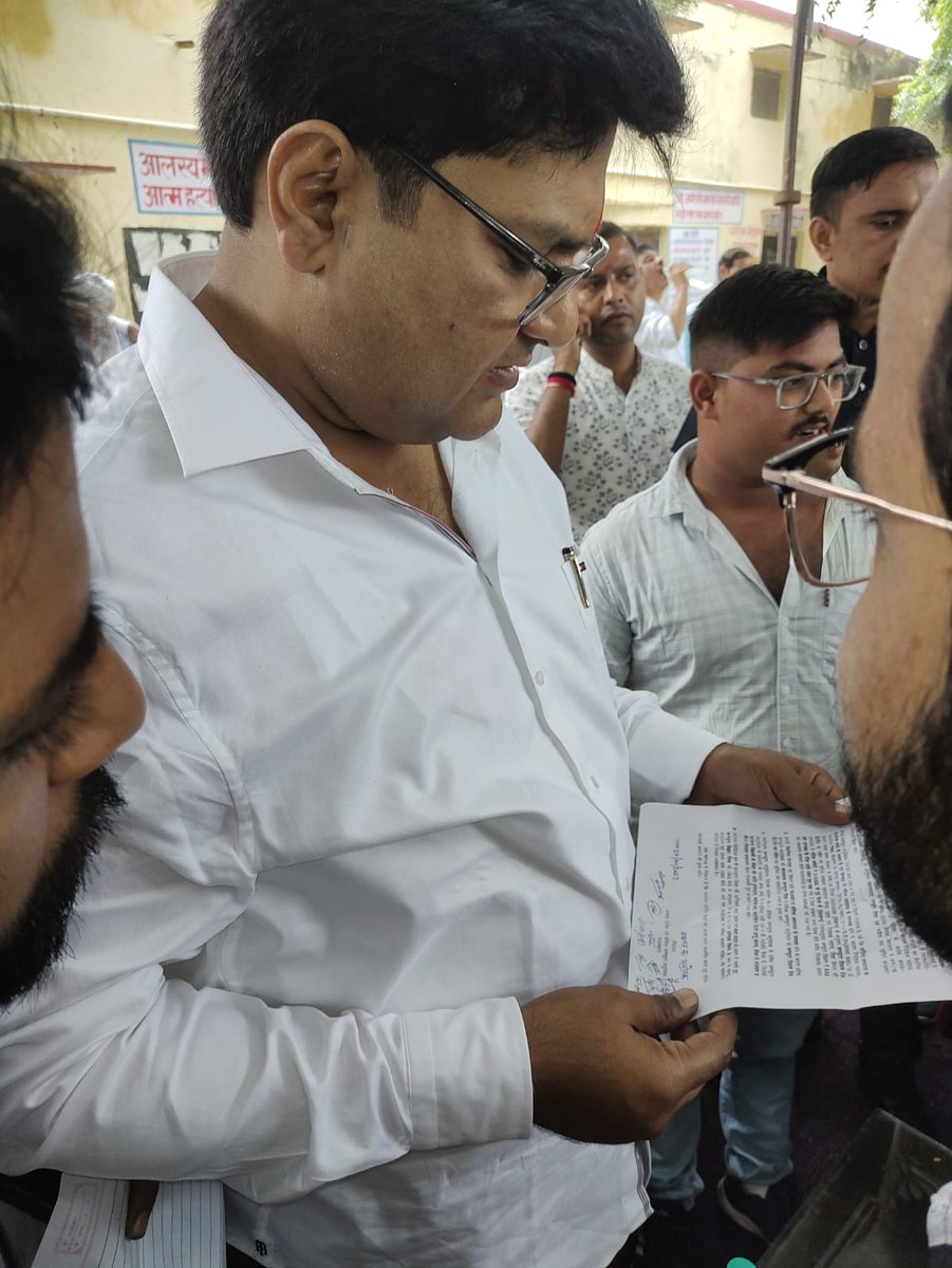 Tushar_0705's tweet photo. अखिल बॉस, सुनील भाई और संदीप भाई। 
सरकार तक हमारी मांगें पहुंचाने का बहुत अच्छा काम कर रहे हो आप सभी।

कुछ समय से ट्विटर पर कम एक्टिव था इसलिए बताना चाहूंगा हमने भी भरतपुर में स्थानीय विधायक श्री शैलेश दिगम्बर सिंह जी को ज्ञापन देकर हमारी कैडर की समस्याएं बताई थी। https://t.co/MZLm9BJmAL