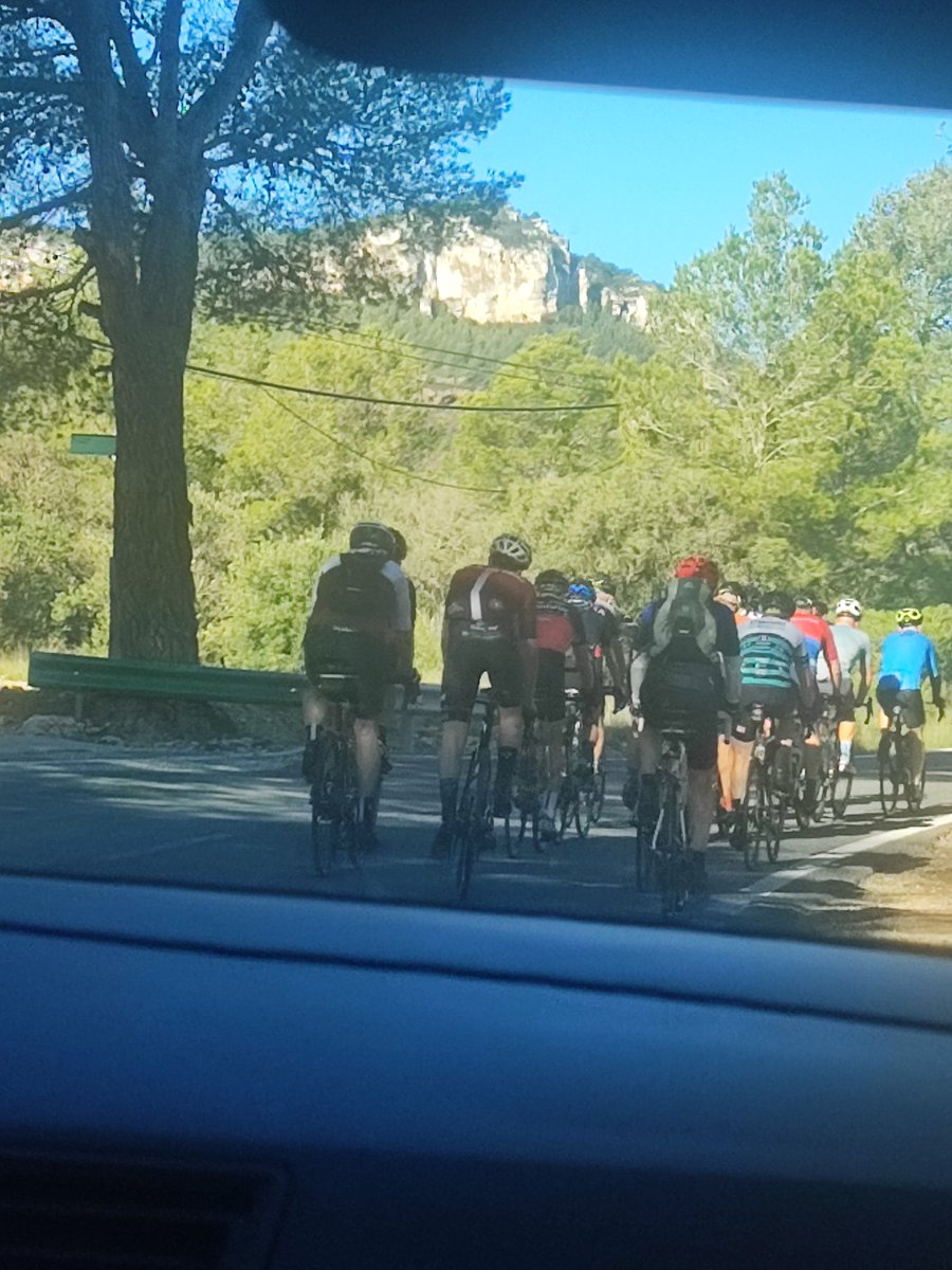 Aquesta gent es creu que participen al tour de França. 10 Minuts de carretera sense poder avançar per culpa de imbècils així. Si ja hi ha prous conductors imprudents, aquests no ajuden a evitar desgràcies. 

✒️ Son una secta.