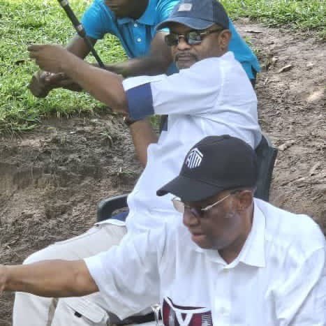 KimKimuntu's tweet photo. #RDC @SalomonKalonda visite le doyen Tambwe Mwamba : « Moment de répit dans un agenda très chargé. Je suis venu ce samedi dans sa ferme échanger avec le Patriarche Alexis #Thambwe-Mwamba, dont la santé comme l'esprit sont toujours aussi affûtés. L'occasion de se ressourcer et de se détendre autour d'une partie de pêche !»