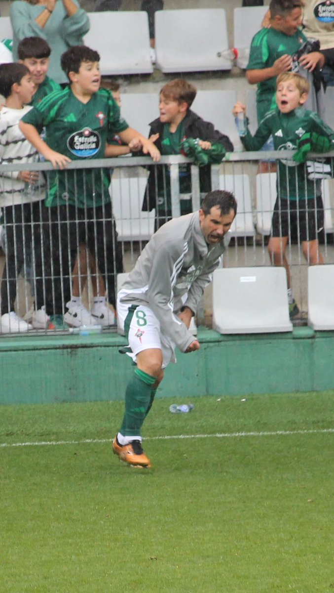museoRCF1919's tweet photo. Ahora hablemos de cosas importantes….
Siente al @racingferrolsad como quieras… 
Pero siéntelo como @alexlopezs8.
💚💚💚 https://t.co/3VO3vAkiOf