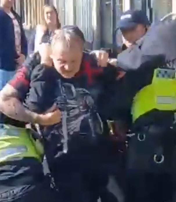 When the fascists came to #Hull. 

#stoptheboats <a href="/afahull/">Hull Antifascist Action</a> <a href="/CommHumber/">Unite Community Humber</a> 

How it started. How it ended. 😂