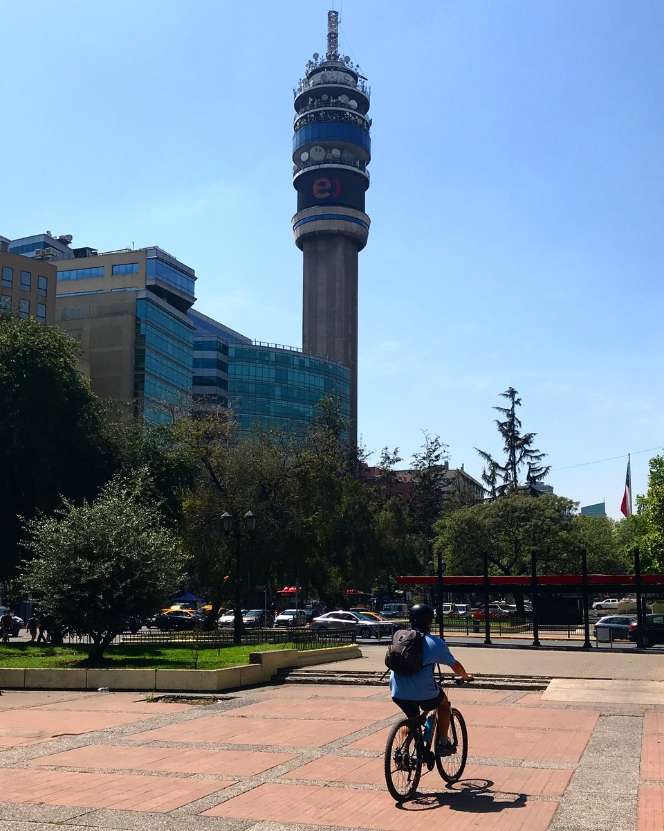 RiveraNotario's tweet photo. No botemos 10 mil millones en hacer de nuevo el bandejón de la #Alameda @Orrego #nueva_alameda #lanuevaalameda ¿Qué tiene de malo el diseño actual? Circulan ciclistas, la gente pasea y almuerza. Hay pasto y flores #Santiago #5deOctubre @PanchoOrregoG https://t.co/eNiEuFL9ar https://t.co/U17iQtaQev