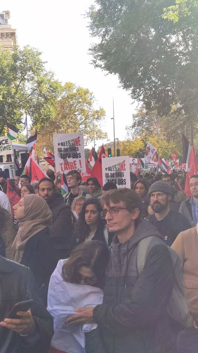 AFPSOfficiel's tweet photo. 🇵🇸 🇱🇧 Un an de génocide à Gaza, des attaques de l'armée israélienne et des colons de plus en plus brutales en Cisjordanie, et maintenant le Liban.
Aujourd'hui à Paris nous étions des milliers dans la rue pour crier notre solidarité avec les peuples de Palestine et du Liban. https://t.co/yfORZLHnJe