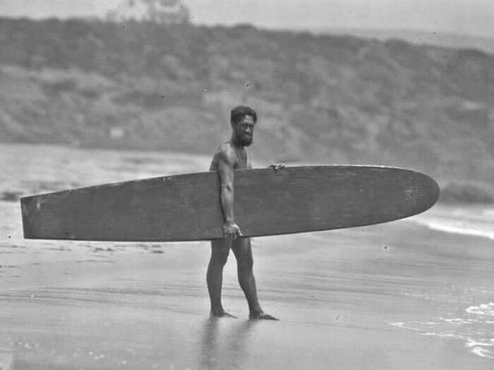 - Duke Kahanamoku, el hombre que popularizó el surf en todo el mundo, Hawái, 1920.