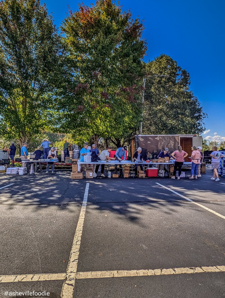 AshevilleFoodie's tweet image. Thanks to West Asheville Baptist Church for the fish fry!  It's going on until 1pm today. #ashevillefoodie #avleats #wavl #DisasterRelief