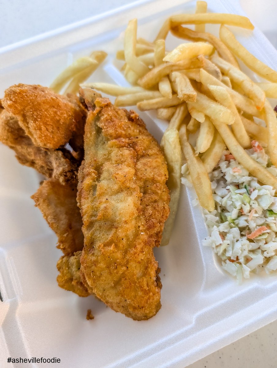 AshevilleFoodie's tweet image. Thanks to West Asheville Baptist Church for the fish fry!  It's going on until 1pm today. #ashevillefoodie #avleats #wavl #DisasterRelief