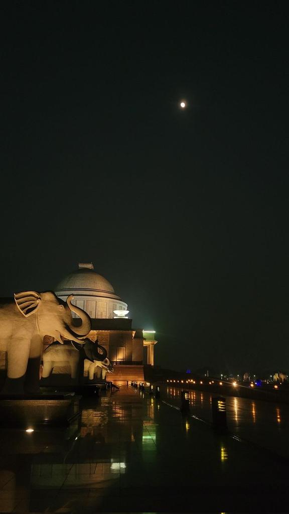 मैं लहजा थोड़ा ठंडा बातें गरम सी रखती हूं,
लोगों से राब्ता कम, वाबस्ता लखनऊ शहर से रखती हूं..।।✨💫

𝐆𝐎𝐎𝐃 𝐍𝐈𝐆𝐇𝐓 𝐅𝐑𝐈𝐄𝐍𝐃𝐒💤💤🌌🌌